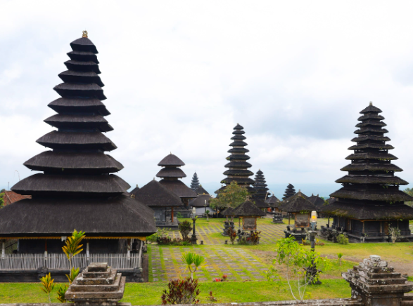 インドネシア バリ島観光ツアー 「世界遺産ティルタ・エンプル寺院＋ブサキ寺院＋キンタマーニ高原＋ウルワツ寺院の夕日＆ケチャックダンス」予約＜日本語ガイド／昼食付＞