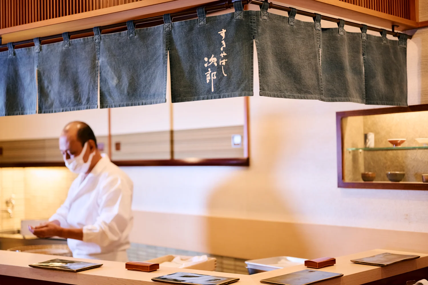Takashi Ono behind the counter of Sukiyabashi Jiro Roppongi © Hiroshi Hayashi
