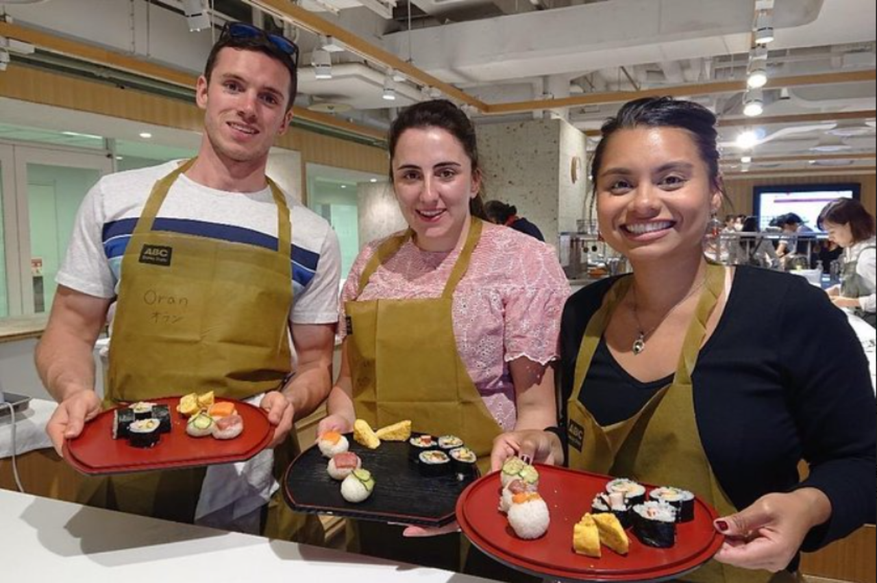 Tsukiji Fish Market Walking Tour & Sushi Lesson in Tokyo