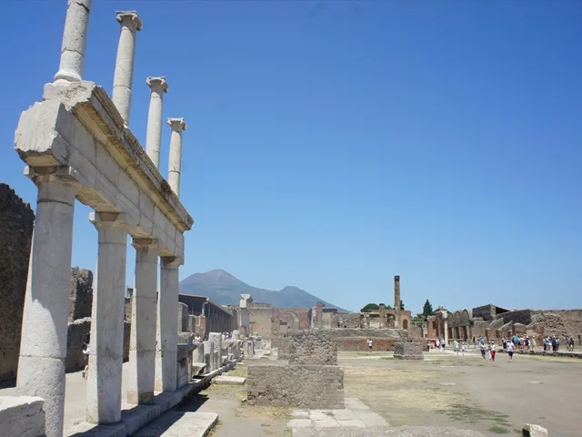 イタリア【ローマ発】列車で行く 2大世界遺産アマルフィ＆ポンペイ 日帰り観光ツアー ＜日本語ガイドプラン有＞