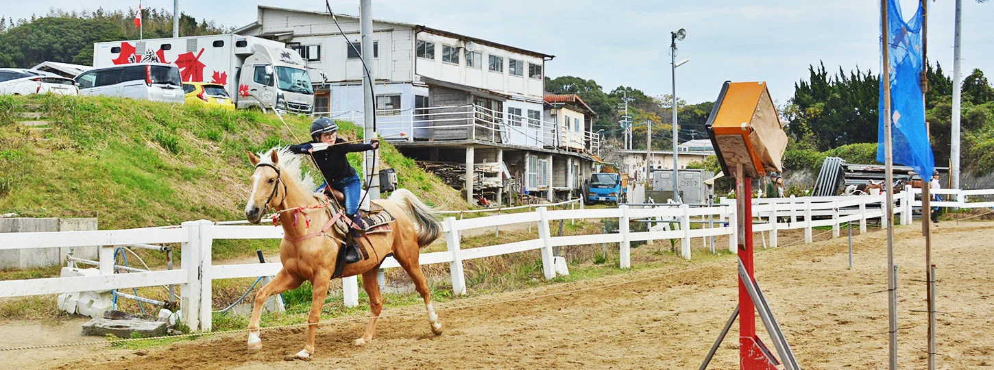 日本流鏑马骑马射箭或海边骑马体验