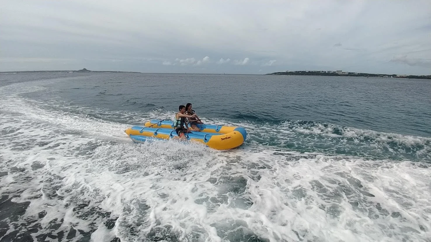 沖縄 瀬底島エリアで海面滑走！バナナボート・マーブル体験予約