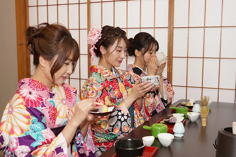 Full-Day Dynamic Tokyo Bus Tour with Tea Ceremony, Cruise & Buffet Lunch