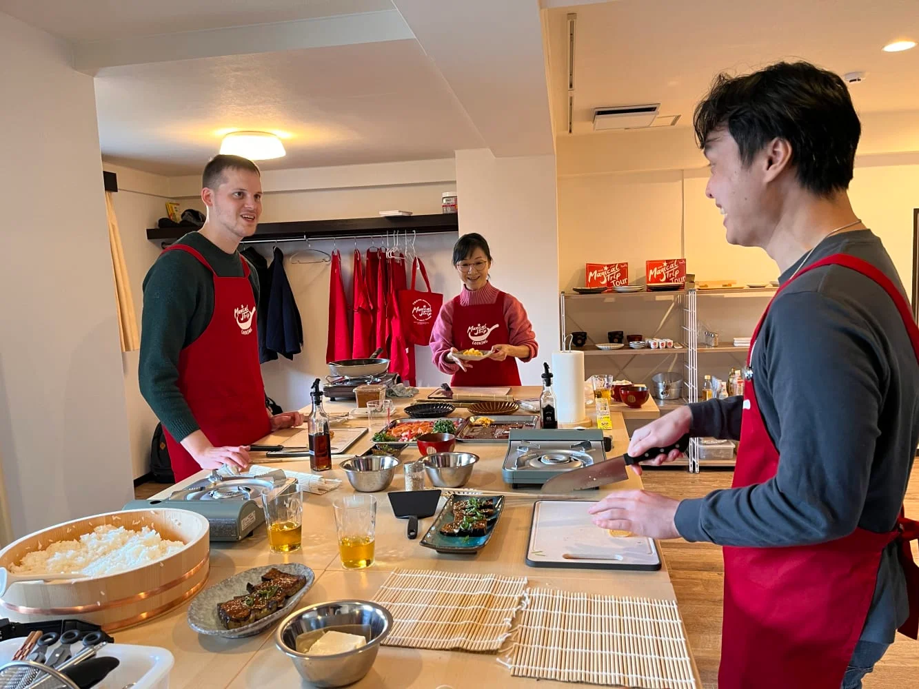 Tokyo Home Cooking Class: Sushi & Sake Tasting with Local Supermarket Visit!