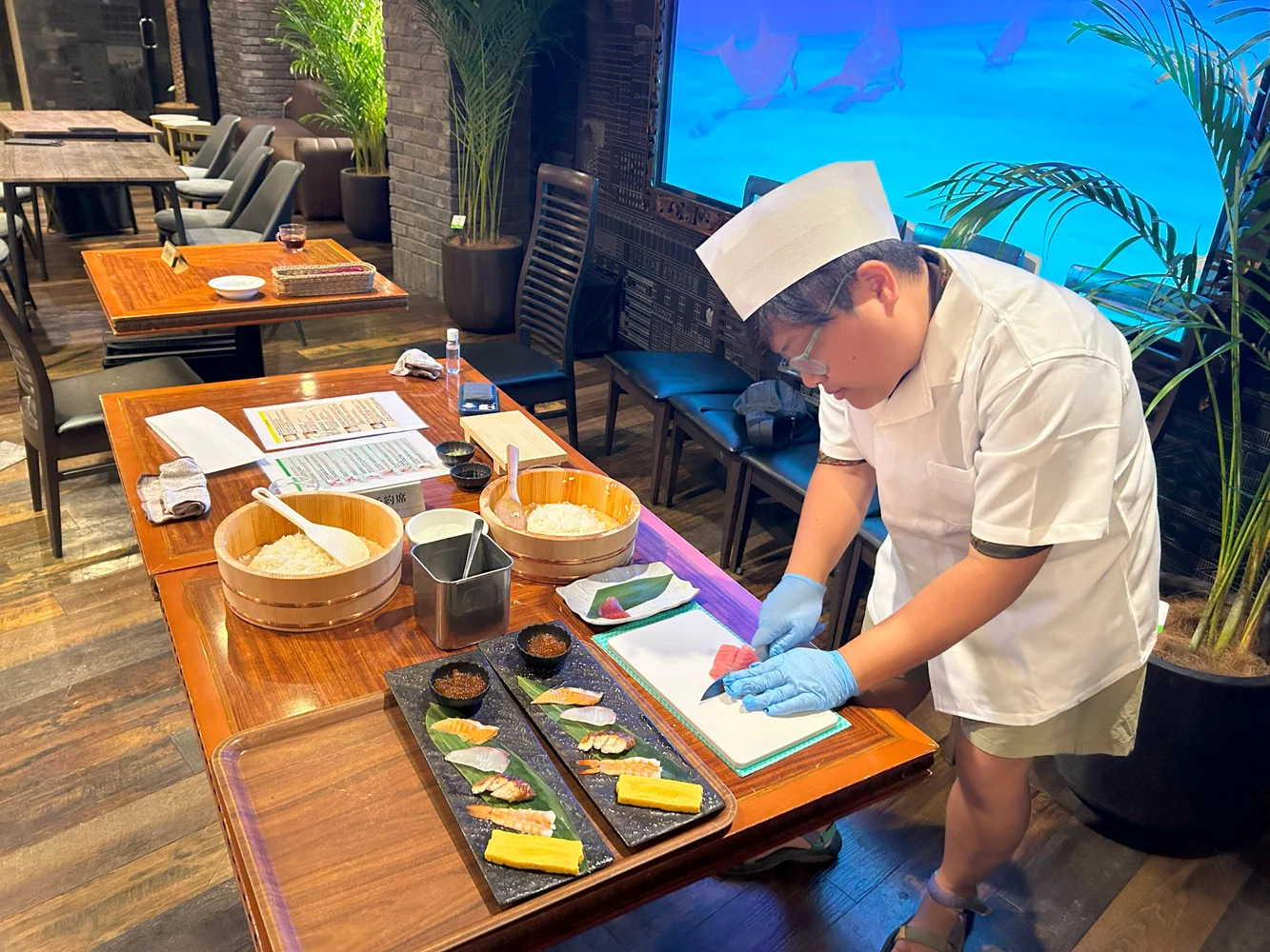 Osaka: Authentic Sushi Making Experience＜Wearing uniform & hat＞