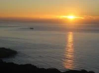 ハワイ オアフ島 ダイヤモンドヘッド早朝ハイキング＋プルメリアビーチハウス朝食付きツアー＜送迎あり＞