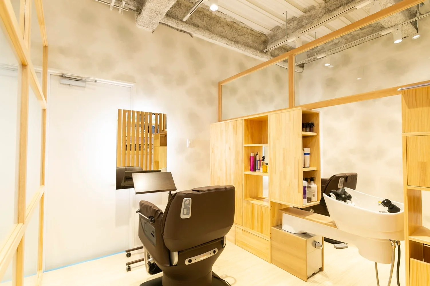 Book Private Hair Salon “cocolo salon HANARE” in Asakusa, Tokyo [Color + Premium Treatments]