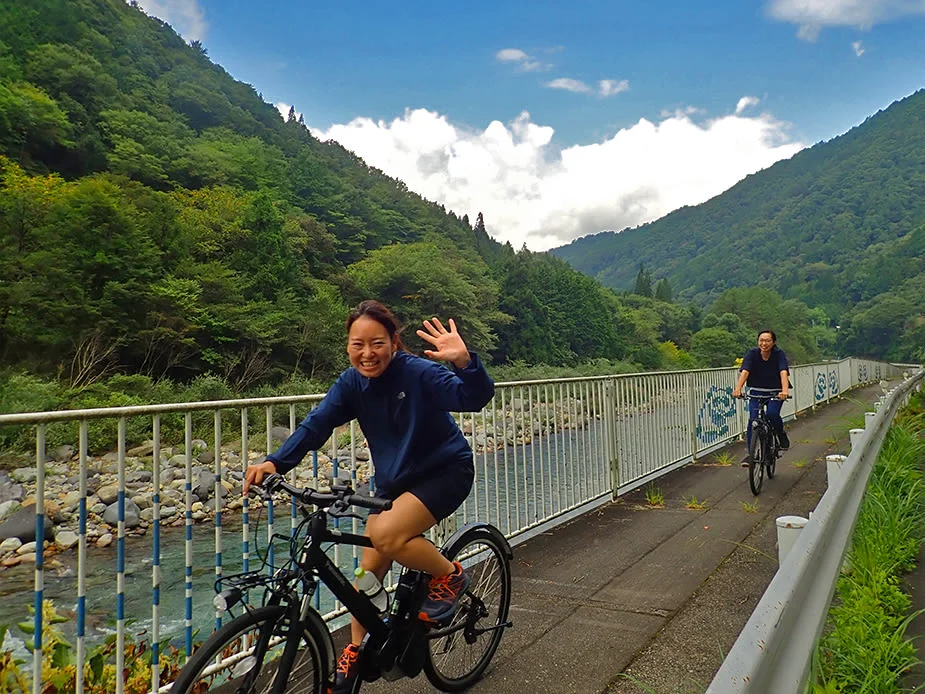 岐阜 飛騨小坂の温泉＆滝を巡るプライベートE-bikeツアー