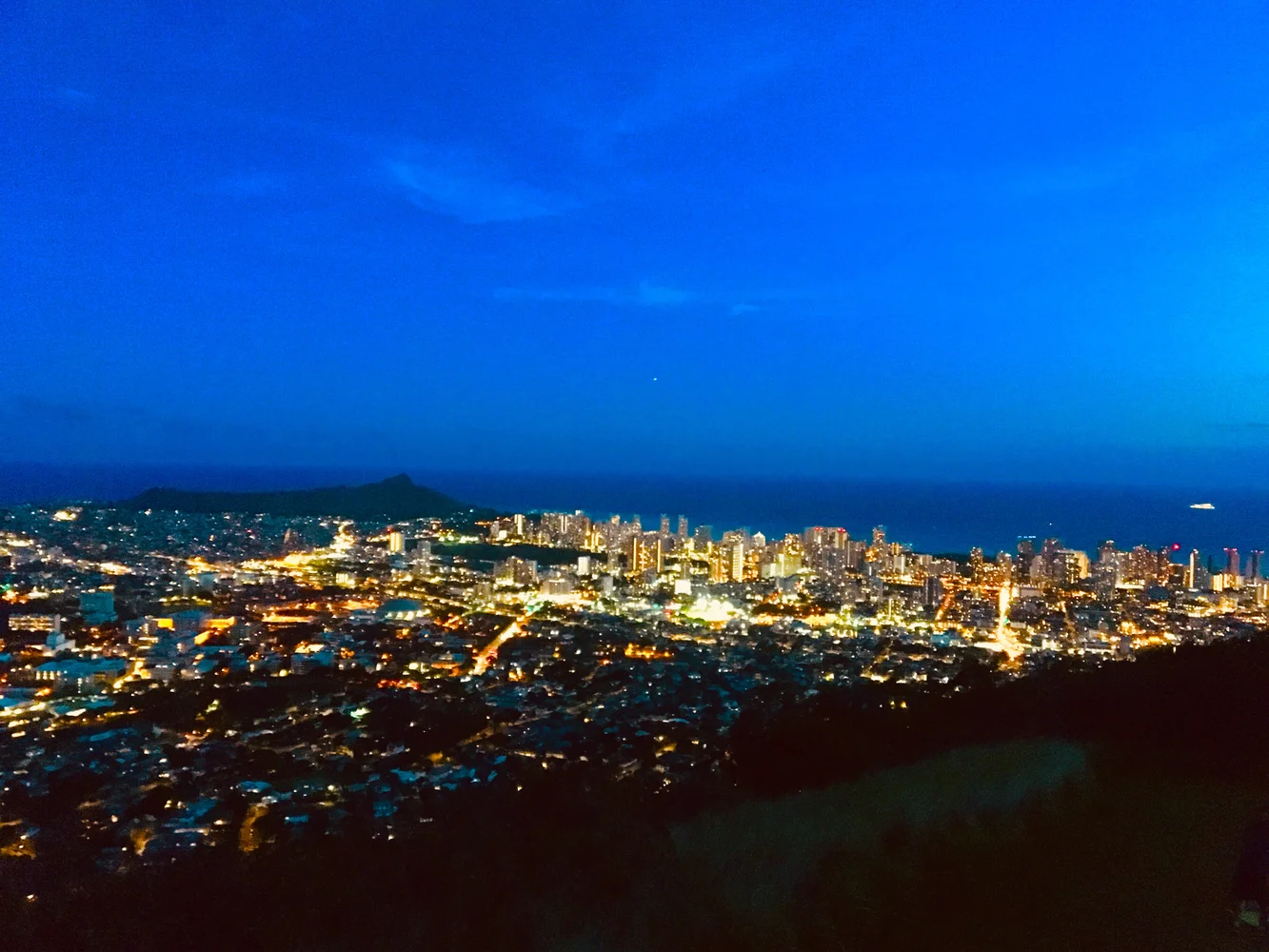 ハワイ オアフ島 タンタラスの丘夜景ツアー 予約（お食事なし／夜景のみ）＜日本語ドライバー／往復送迎＞