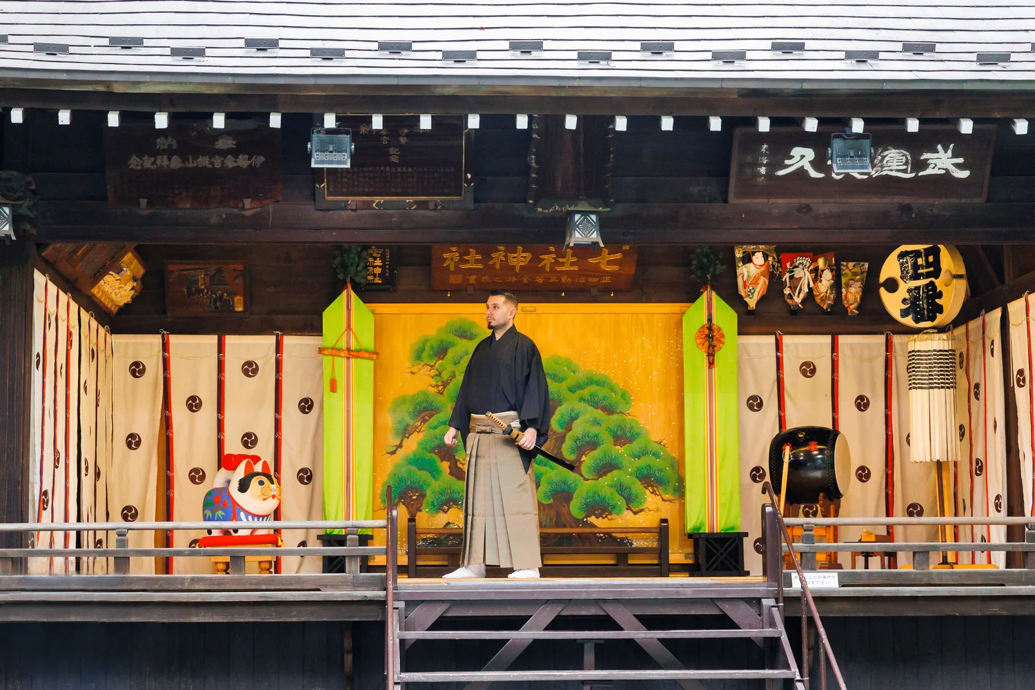 You've never been to a shrine, right? For most tourists, going inside is a rare experience. Hearing Japanese musical instruments performed right in front of you is quite valuable! Whether you want to wear a kimono or feel like a samurai, please give this experience a try.